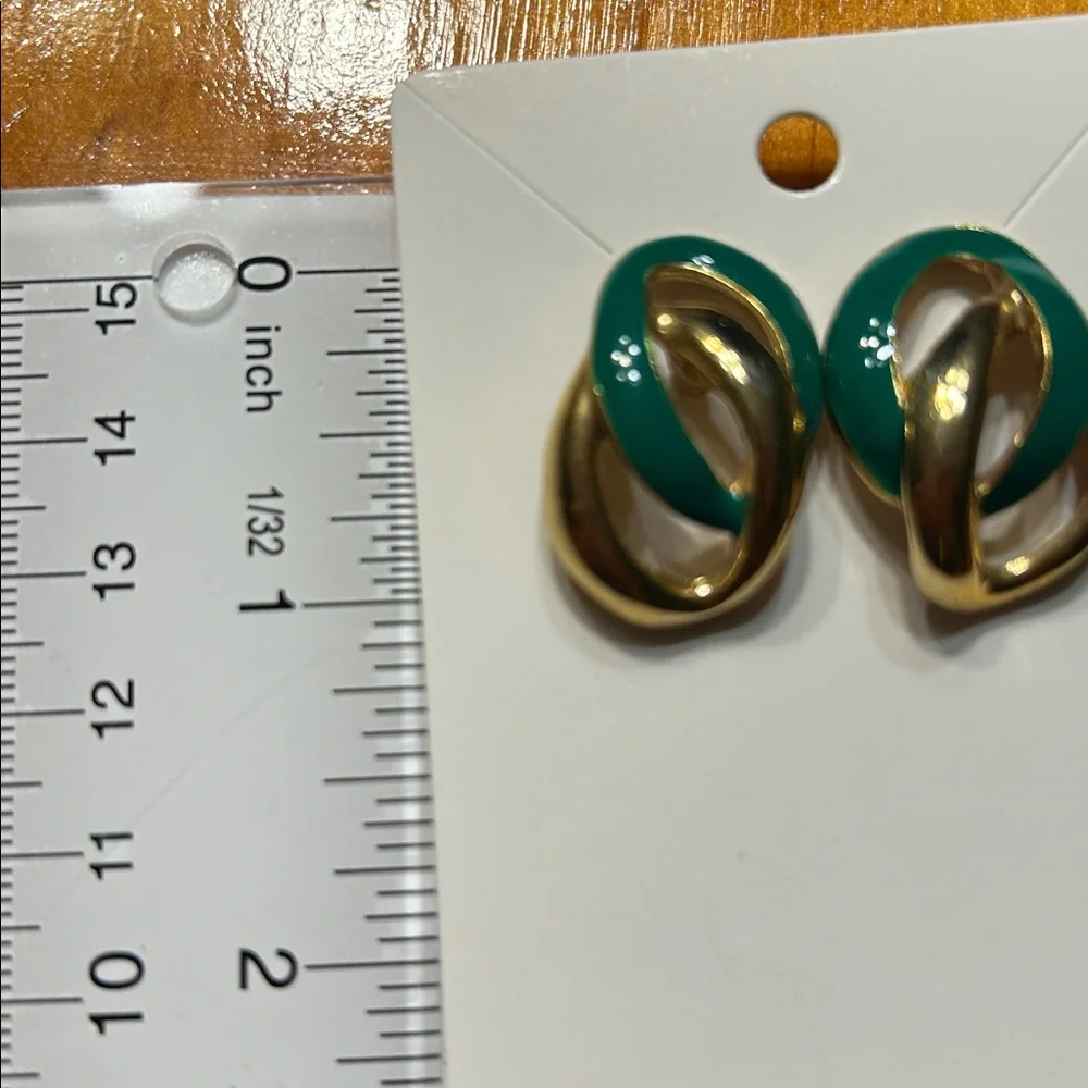Vintage‎ Green and Gold Tone Stud Earrings Swirl/Link Shape 80s
